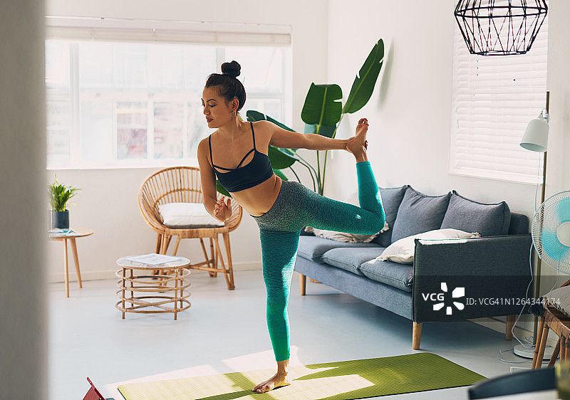 练习瑜伽不一定要非常灵活图片素材