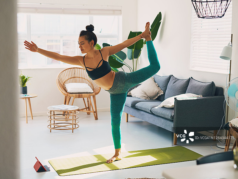 瑜伽姿势：伸展肌肉，增加运动范围图片素材