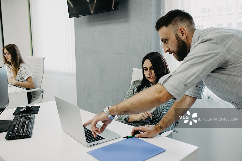 在办公室工作的商务人士图片素材