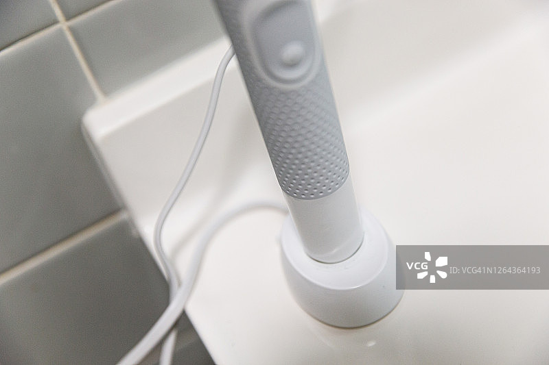 充电器上的电动牙刷图片素材