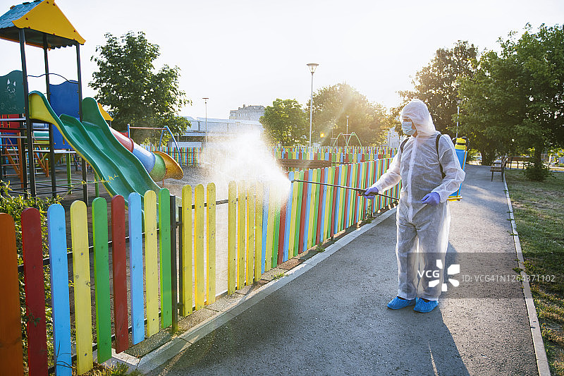 因新冠疫情而在游乐园进行清洁和消毒图片素材