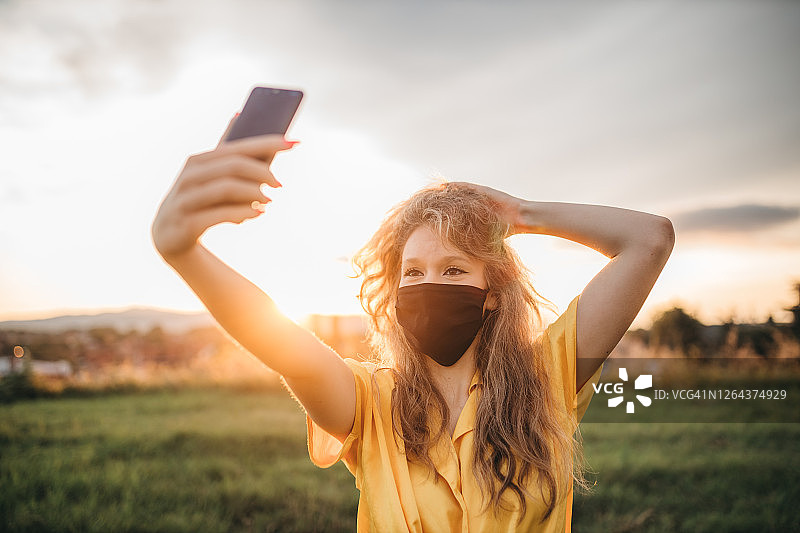 戴口罩自拍的漂亮女孩图片素材