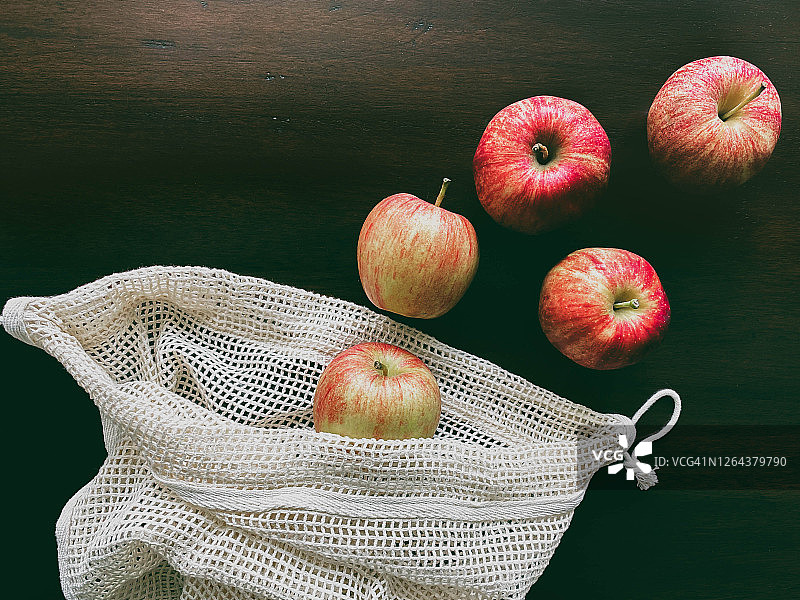 可重复使用的棉网生产袋中的Gala苹果图片素材