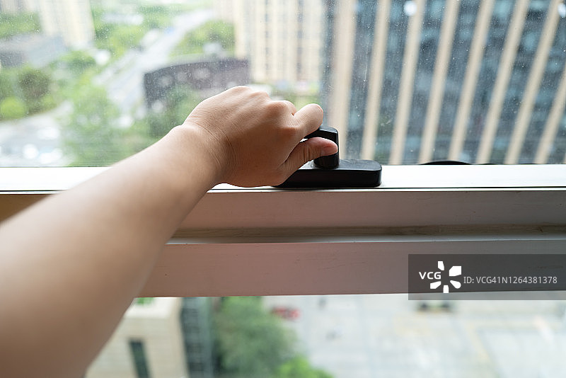 人手推开玻璃窗图片素材