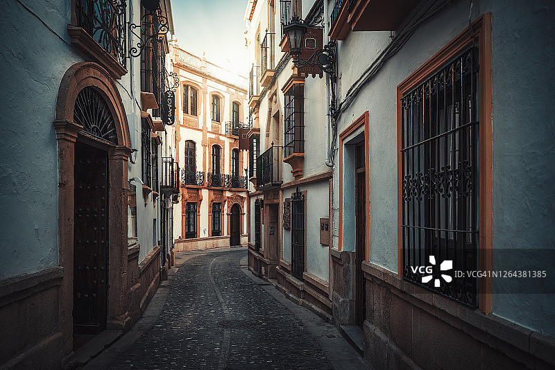 西班牙塞维利亚的彩色老街图片素材