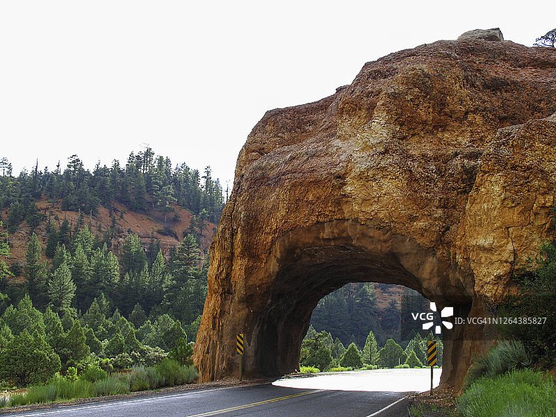 布莱斯峡谷国家公园公路上的红色砂岩拱门图片素材