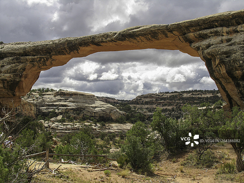 自然桥国家纪念碑的奥瓦乔莫桥图片素材