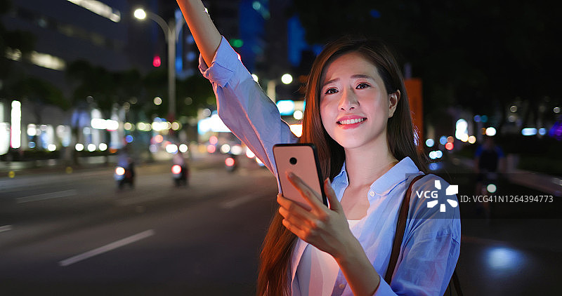亚洲女性出租车呼叫图片素材
