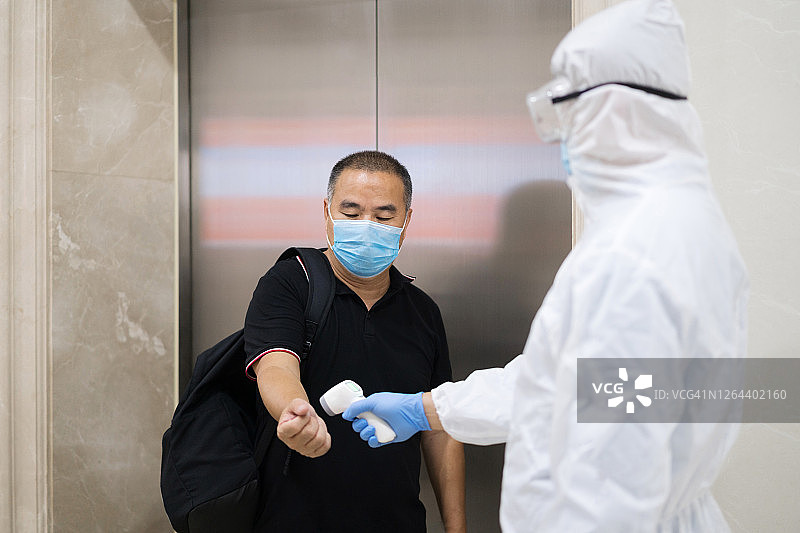 使用体温计测量体温图片素材