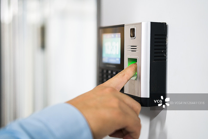 在办公室触摸指纹的男人图片素材