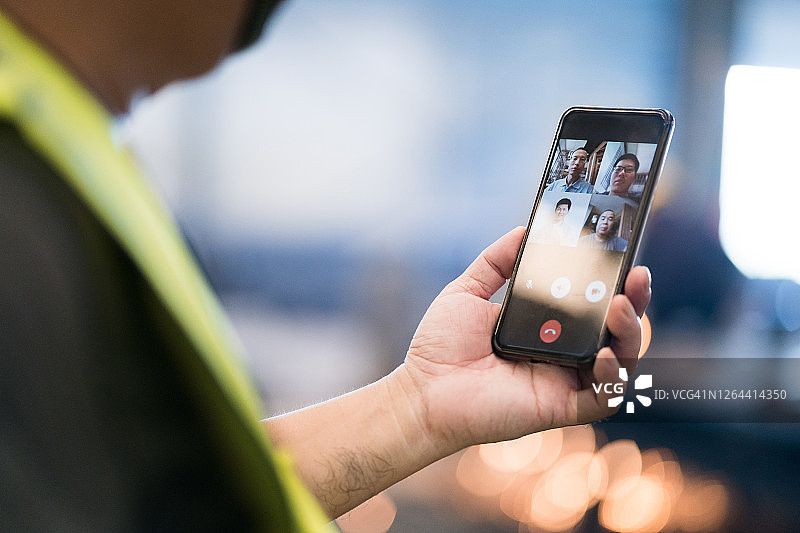 老年男人技术员用手机进行视频通话图片素材