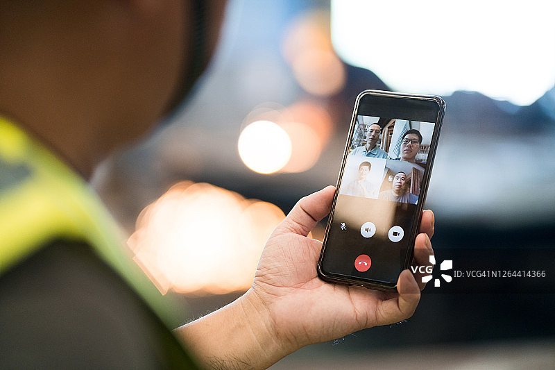 老年男人技术员用手机进行视频通话图片素材