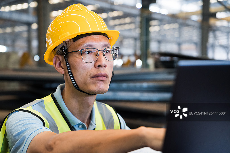 年轻男子技术员使用笔记本电脑图片素材