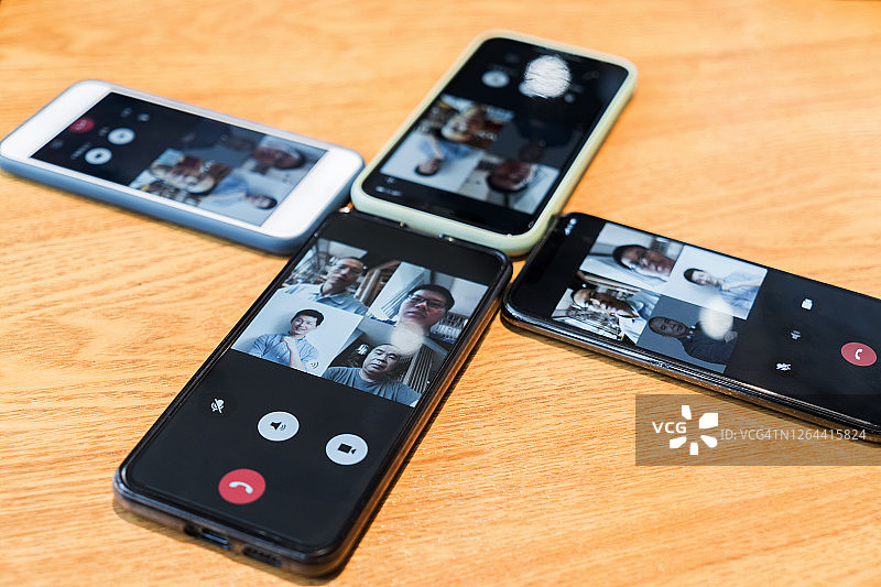 桌子上视频会议通话中的手机图片素材