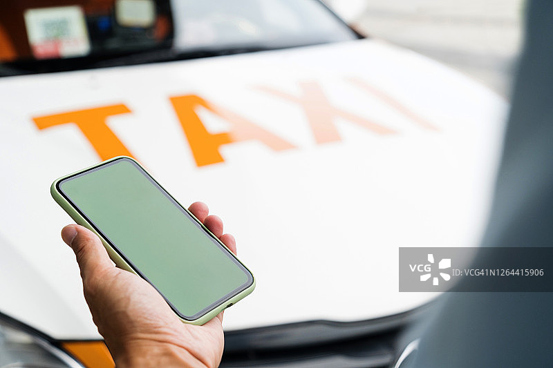 使用手机（出租车背景）图片素材