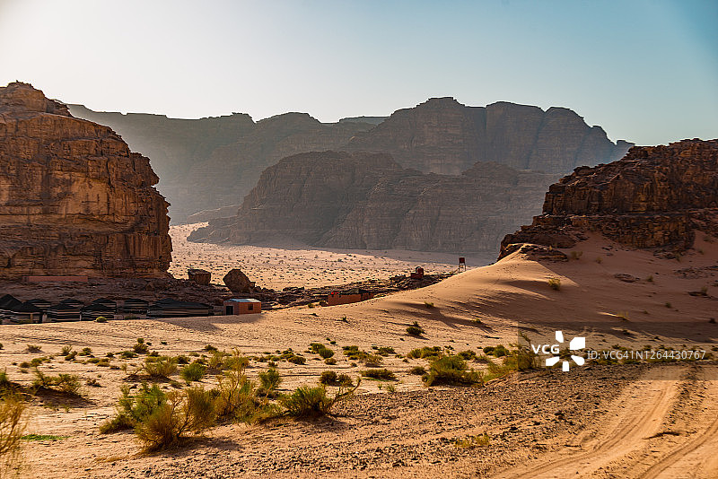 约旦瓦迪拉姆的沙丘和花岗岩塔岩层图片素材