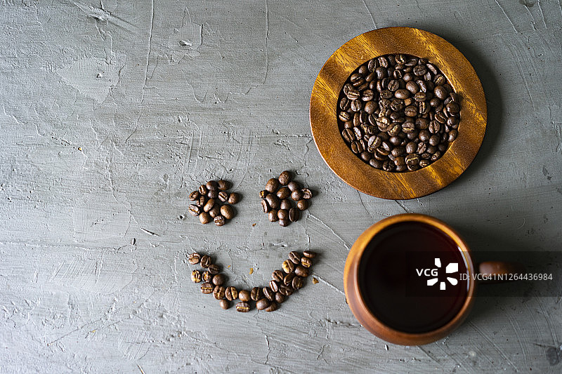 木制咖啡杯、烘焙咖啡豆俯视图及留白图片素材