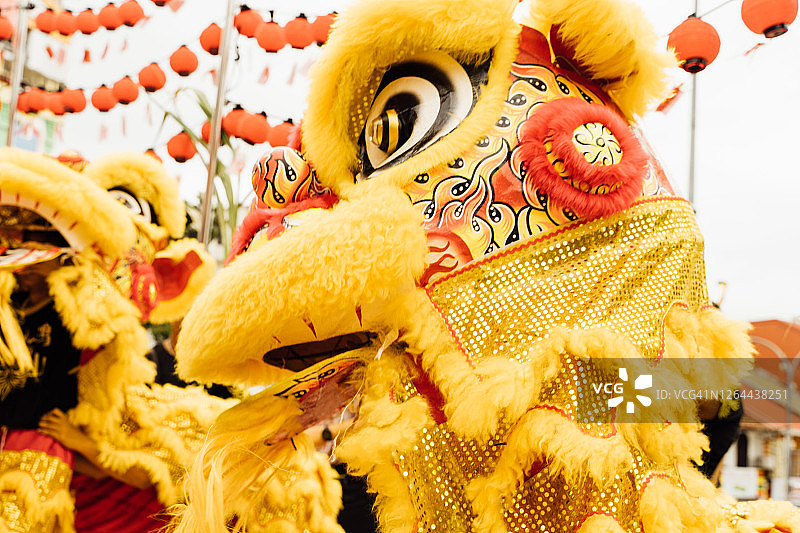 马来西亚古晋农历新年庆典上的黄色龙雕塑图片素材
