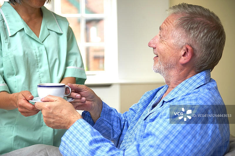 护士给患者倒茶图片素材