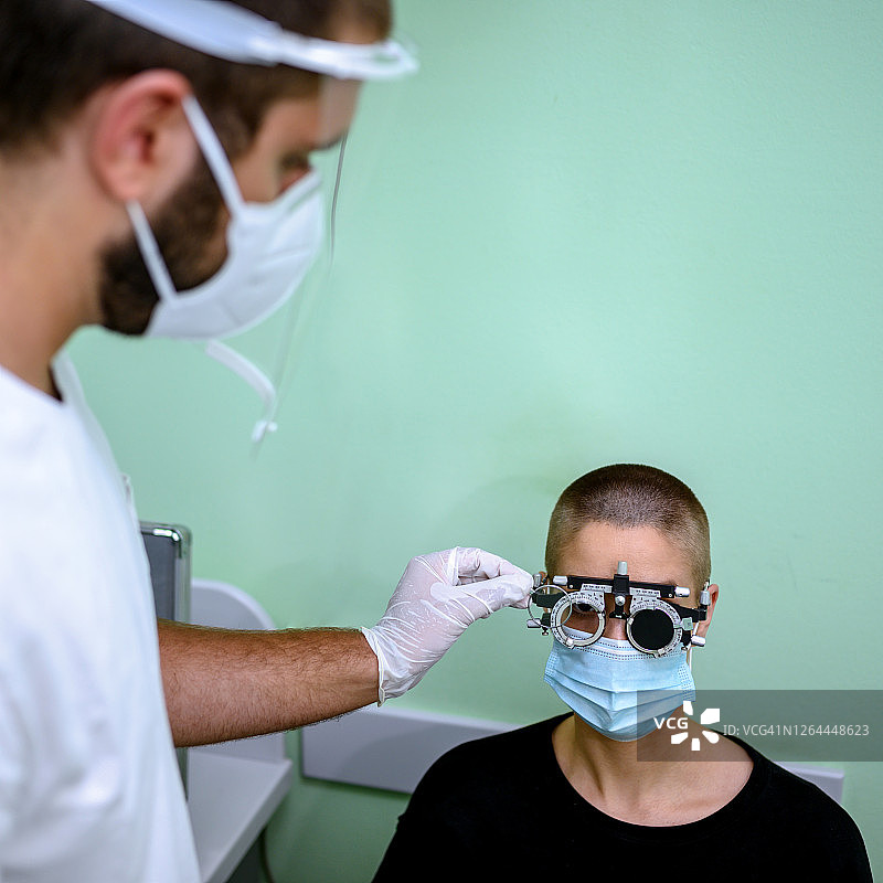 验光师为女人检查眼睛图片素材