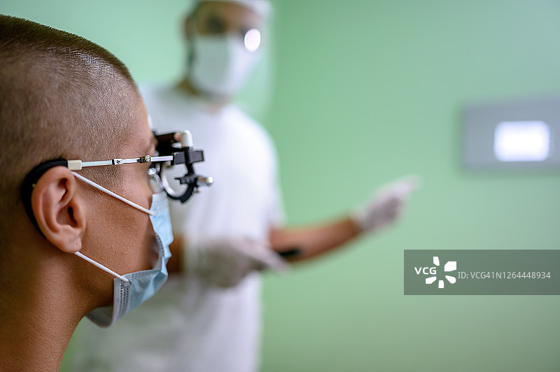 在眼科医生处检查眼睛的女人图片素材