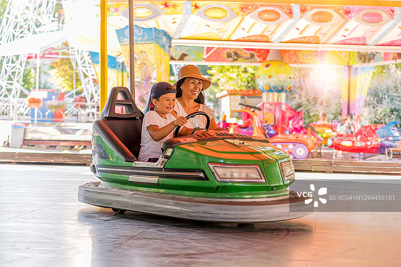 母子在游乐园玩碰碰车图片素材