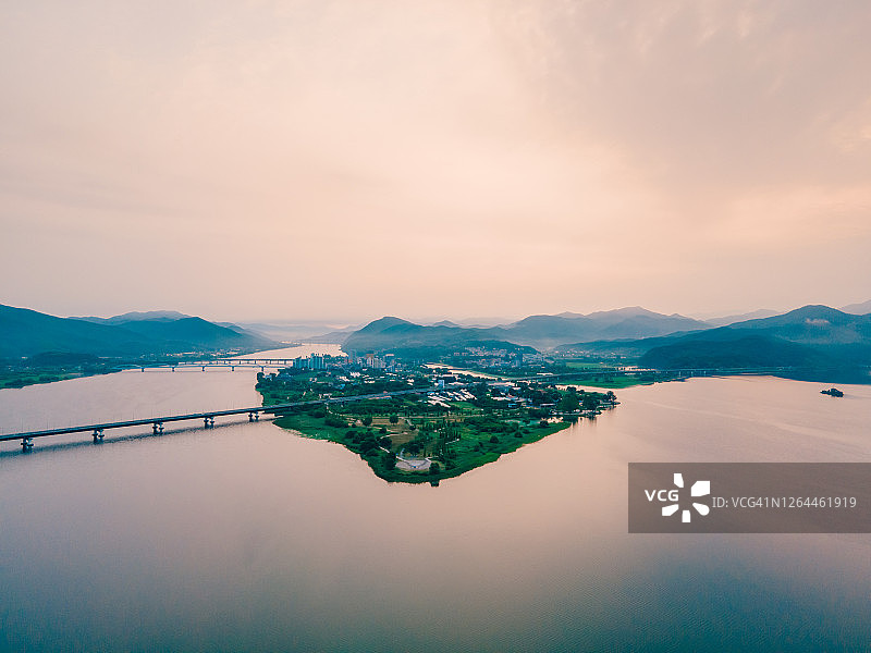 韩国杨平郡头物里的清晨景色图片素材