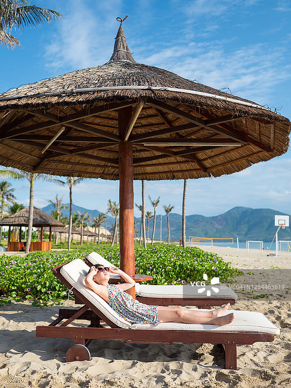 躺在日光浴床上的亚洲女孩图片素材