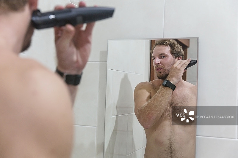 在家修剪胡须图片素材