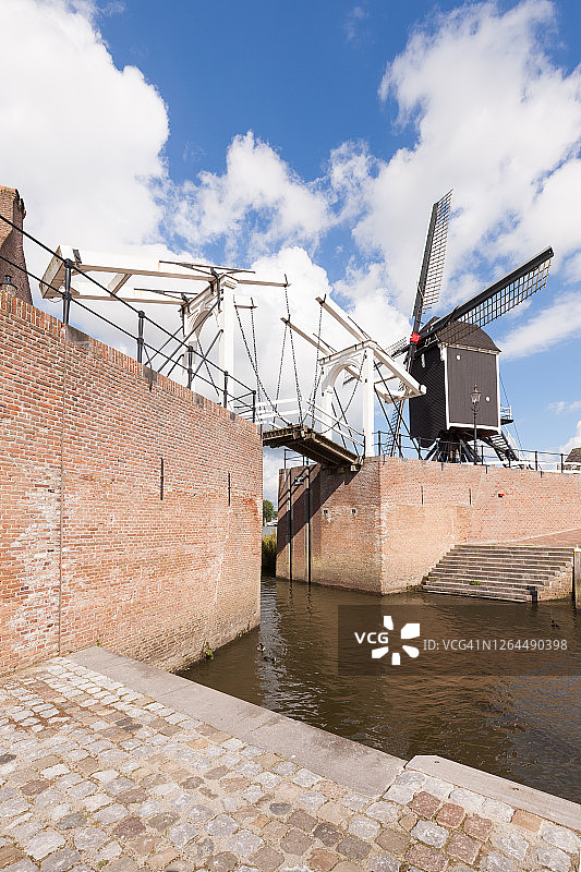 荷兰北布拉班特省海斯登设防城市带吊桥和风车的码头图片素材