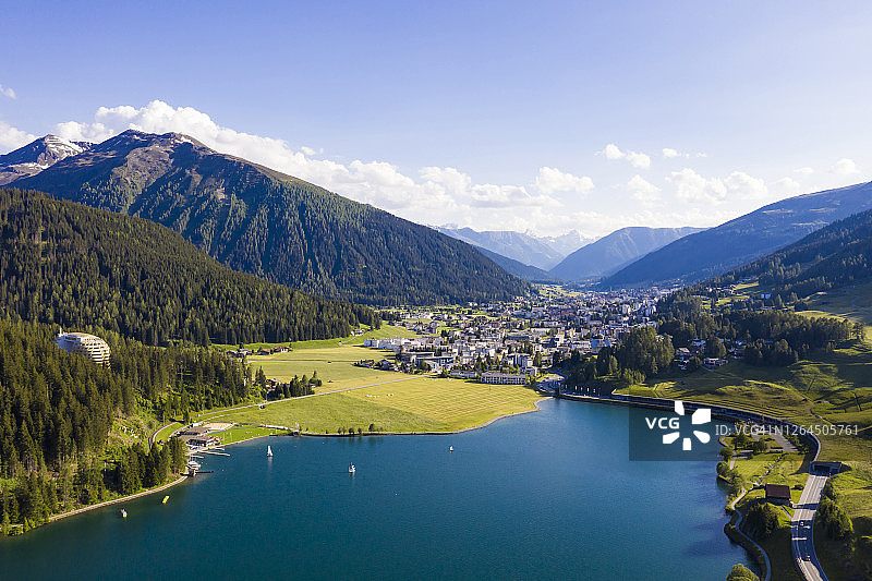 瑞士，格劳宾登州，达沃斯，夏季达沃斯湖的鸟瞰图图片素材