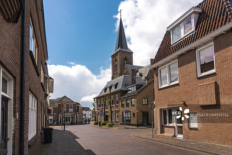 荷兰南荷兰省诺德韦克：以教堂塔楼为背景的空旷街道图片素材
