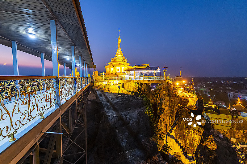 缅甸克耶邦垒固，黄昏时分东奎宝塔的架空走道图片素材