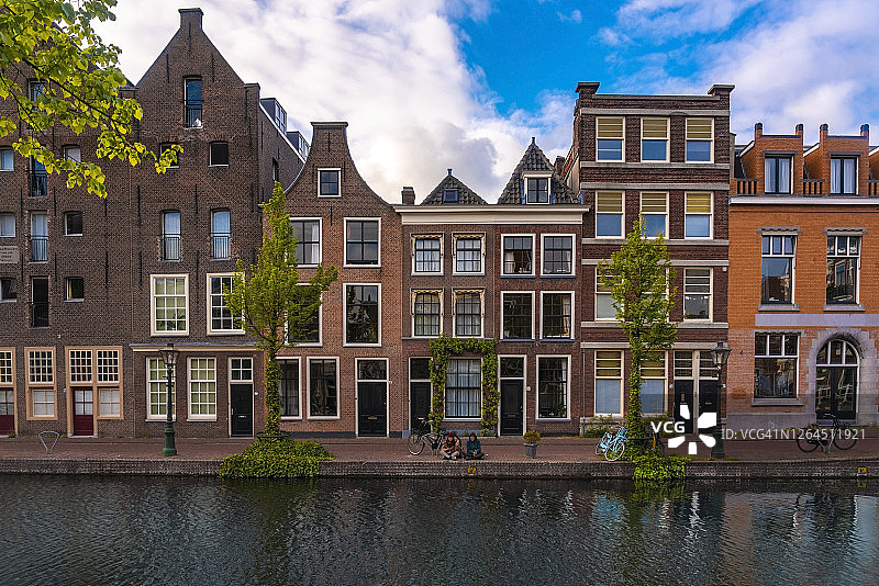 荷兰南荷兰省莱顿沿 Oude Rijn 运河的古老历史房屋图片素材