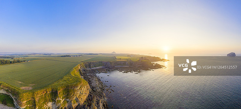 苏格兰东洛锡安坦塔伦城堡海边日落晴空航拍照片图片素材