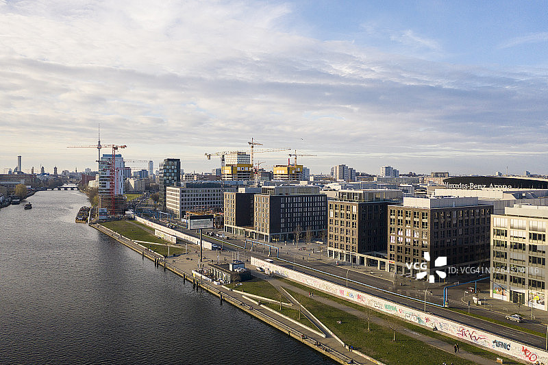 德国，柏林，施普雷河运河和柏林火车东站区域的航拍图片素材