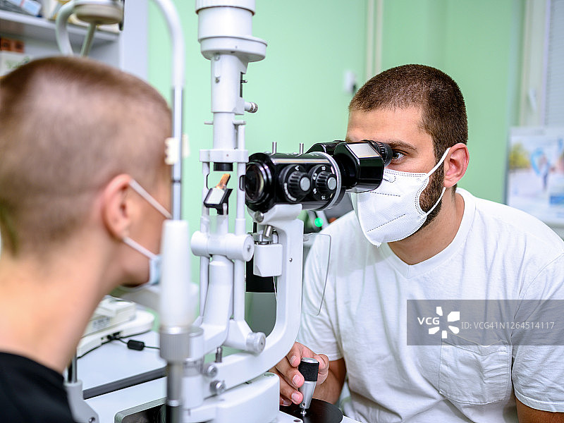 女人在眼科诊所进行眼部检查图片素材