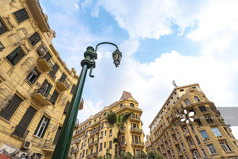 埃及开罗塔拉特·哈布广场的古老建筑图片素材