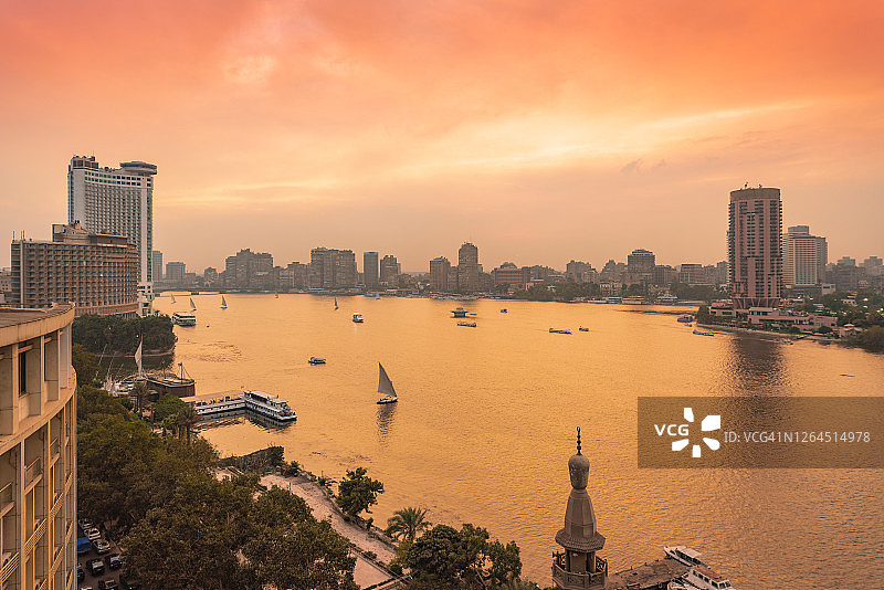 埃及开罗尼罗河日落时分的花园城市天际线和市区图片素材