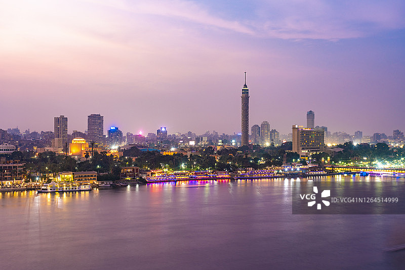 埃及开罗尼罗河与格zir岛上的开罗塔图片素材