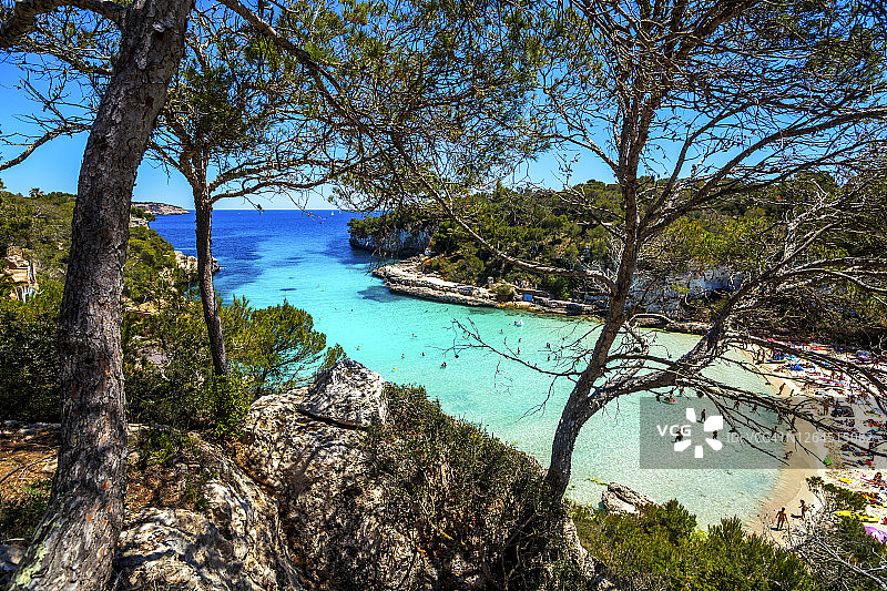 西班牙巴利阿里群岛桑塔尼Cala Llombards夏季海滩图片素材