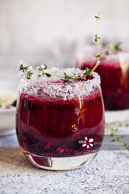 野生浆果百里香鸡尾酒（含野生浆果、百里香、龙舌兰和苏打水）图片素材