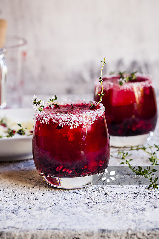 野生浆果百里香鸡尾酒（含野生浆果、百里香、龙舌兰和苏打水）图片素材
