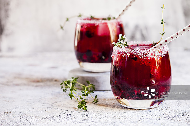 野生浆果百里香鸡尾酒（含野生浆果、百里香、龙舌兰和苏打水）图片素材