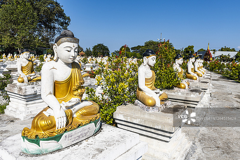 缅甸克钦邦昂泽延昂佛塔外的佛像图片素材