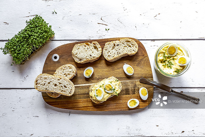 法棍切片与自制水芹鸡蛋沙拉罐图片素材