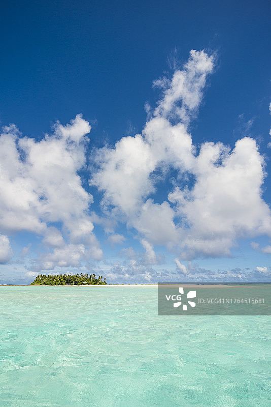 法国瓦利斯和富图纳群岛：夏季瓦利斯岛泻湖上的云彩图片素材