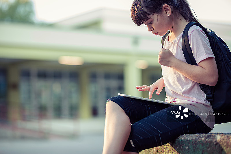 使用平板电脑的小学生图片素材