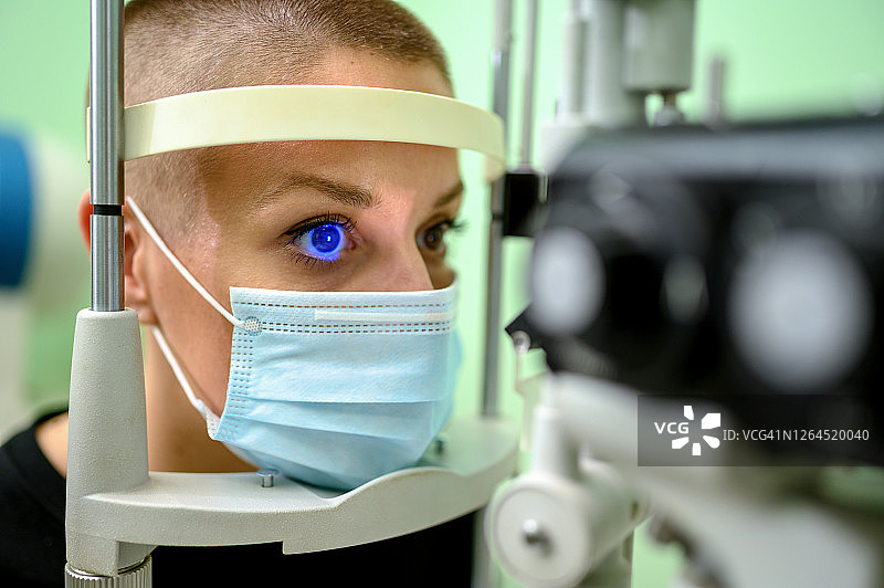 女人在眼科诊所进行眼部检查图片素材