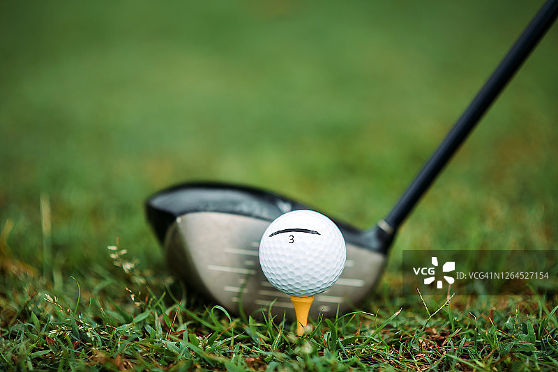 高尔夫球场上的高尔夫球和球杆特写图片素材